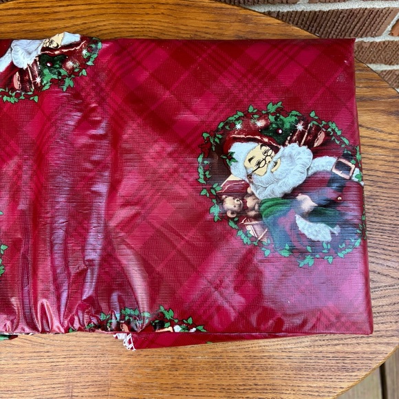 Vintage Santa vinyl table covering felt bottom reusable red tablecloth NWT - Picture 6 of 10